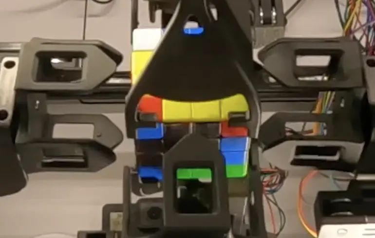 Робот встановив новий рекорд у складанні кубика Рубіка – пристрій, розроблений британськими інженерами, зібрав цю головоломку за 45 секунд. Робот встановив новий рекорд у складанні кубика Рубіка – пристрій, розроблений британськими інженерами, зібрав цю головоломку за 45 секунд. 1