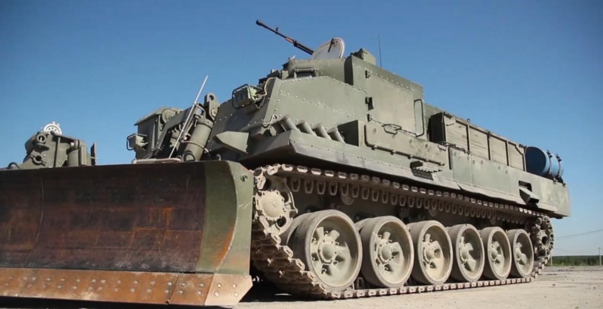 Росія ввела в експлуатацію новий інженерний танк, який стане заміною для трьох інших моделей. 1 Росія прийняла на озброєння новий інженерний танк: він замінить одразу три інші машини