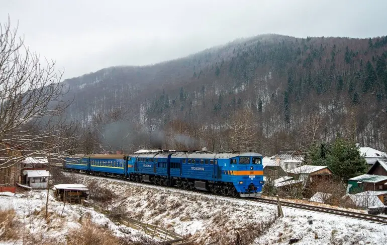 Російські війська здійснюють напади на потяги Укрзалізниці. У компанії надали рекомендації для пасажирів щодо дій у таких ситуаціях. 1