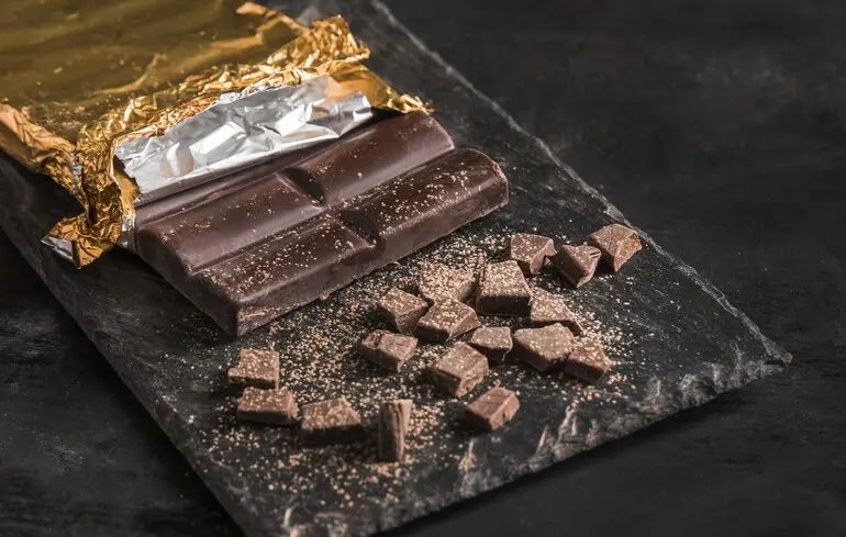 Шоколад був створений із лабораторного какао. Компанії Puratos та California Cultured розробили інноваційний спосіб виробництва цього солодощі. 1