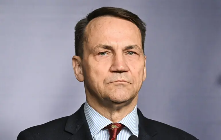 Сікорський різко висловився на адресу Навроцького у зв'язку з його наміром підтримати Орбана. Сікорський різко висловився на адресу Навроцького у зв'язку з його наміром підтримати Орбана. 1