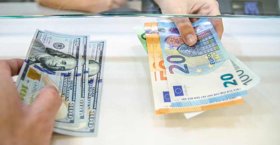 В Україні право на ввезення готівкової валюти мають певні банки. 1