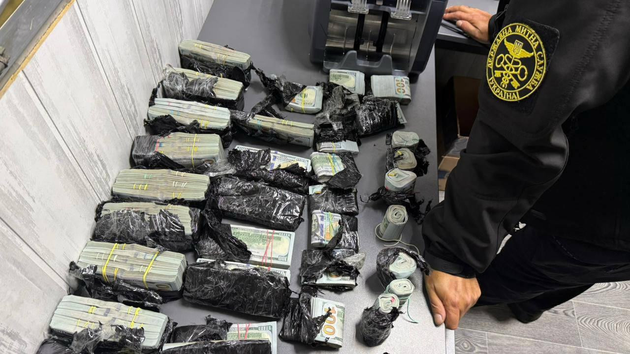У 2025 році було зафіксовано спроби незаконного вивезення валюти з України. 1