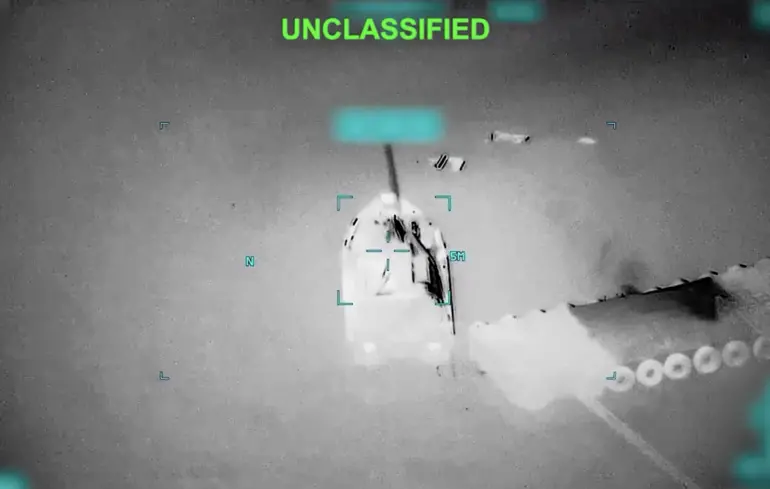 Сполучені Штати Америки знищили іранські судна в Ормузькій протоці, завдавши удару по мінним загородженням. 1