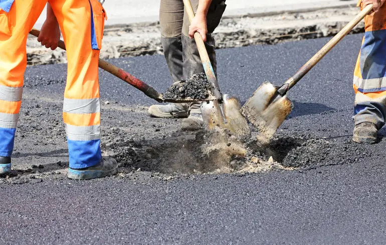 У Києві триває ремонт дорожнього покриття, внаслідок чого обмежено рух на Столичному шосе. 1