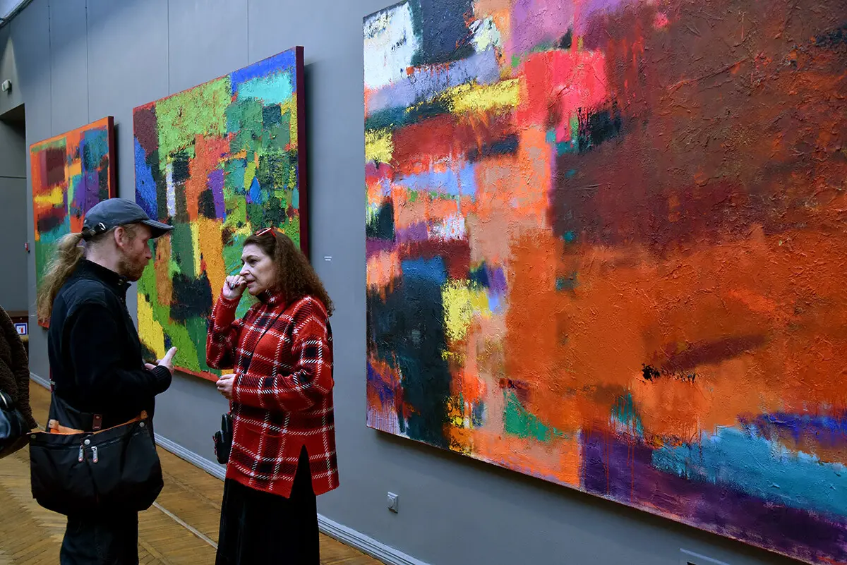 У «Київській картинній галереї» презентували масштабний проєкт Петра Лебединця Колір 6