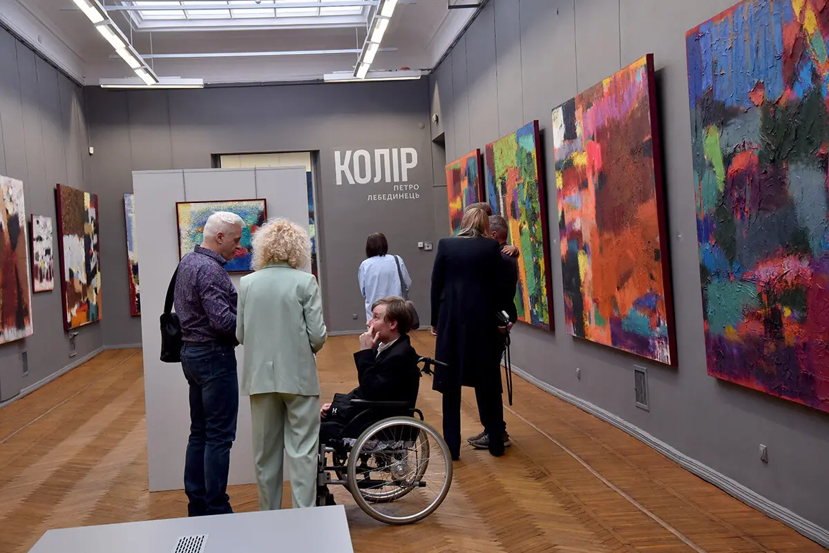 У «Київській картинній галереї» презентували масштабний проєкт Петра Лебединця Колір 3