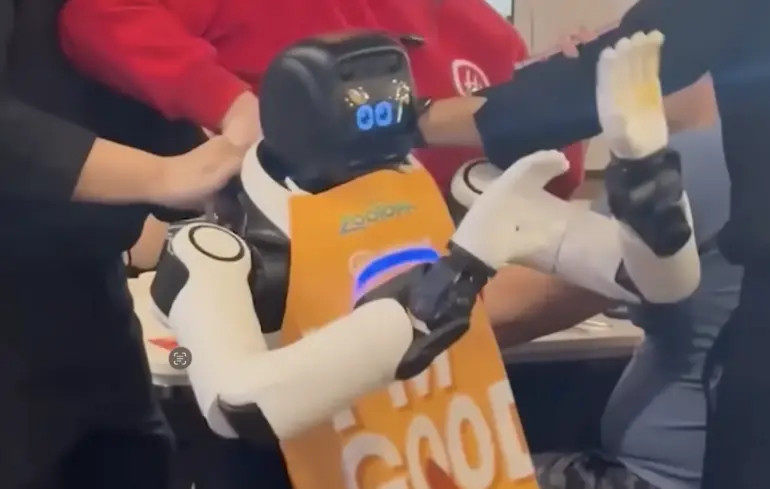 У ресторані Haidilao в Каліфорнії стався інцидент, пов'язаний із втратою контролю над роботом. 1