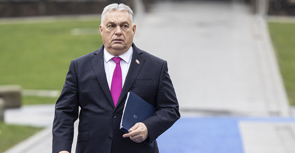 Угорщина зупиняє постачання газу в Україну через проблеми, пов'язані з нафтовими питаннями. 1