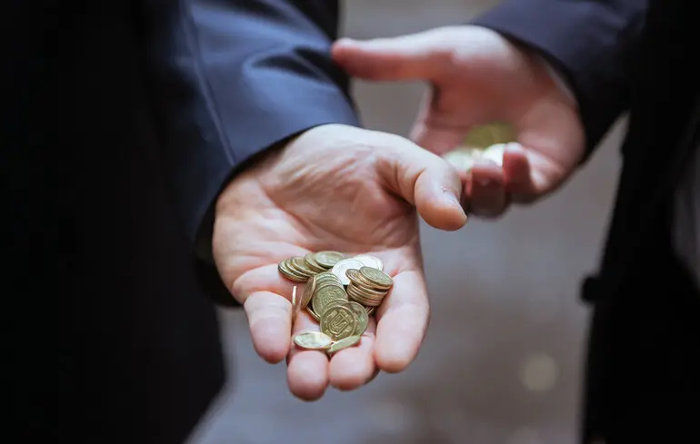 В Україні спостерігається економічна криза, внаслідок якої громадяни витрачають кошти переважно на продукти харчування та оплату комунальних послуг. 1