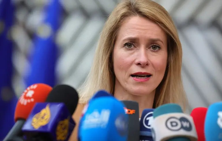 В Європейському Союзі обговорюють можливість територіальних поступок з боку України. Різні експерти та політики висловлюють свої думки щодо цього питання, аналізуючи потенційні наслідки для країни та регіону в цілому. Дискусії зосереджені на тому, як такі рішення можуть вплинути на стабільність і безпеку в Україні та Європі. 1