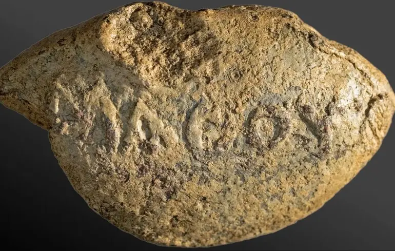 Вчені виявили стародавню зброю, що містить снаряд для пращі з написом, адресованим ворогам. На артефакті присутній грецький текст. 1