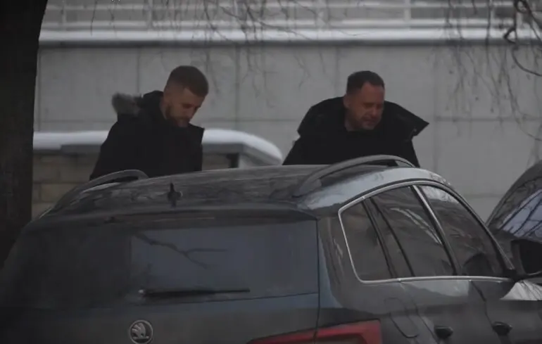 Єрмака охороняє Служба безпеки України - у відомстві не надали відповіді на питання, чи це відповідає дійсності. 1