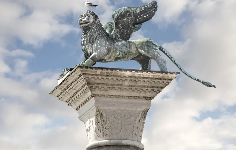 Єврокомісія повідомила, що фонд Венеційської бієнале буде позбавлений грантів у разі, якщо організатори вирішать допустити представників Росії. Єврокомісія повідомила, що фонд Венеційської бієнале буде позбавлений грантів у разі, якщо організатори вирішать допустити представників Росії. 1