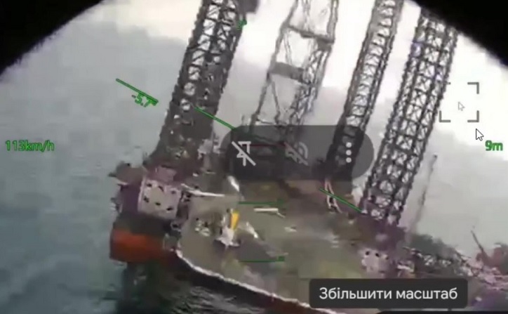 Запущений з безпілотного літального апарату FPV дрон знищив вертоліт Ка-27 на платформі «Сиваш». 1