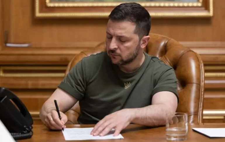 Зеленський посилює нагляд за силовими структурами, в той час як Верховна Рада України ледь виконує свої функції. 1