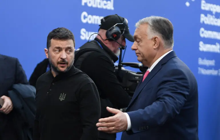 Зеленський провів паралелі між прем'єр-міністром Угорщини Віктором Орбаном та президентом Росії Володимиром Путіним, зазначивши, що, на відміну від останнього, Орбан не використовує зброю для агресії проти України. 1