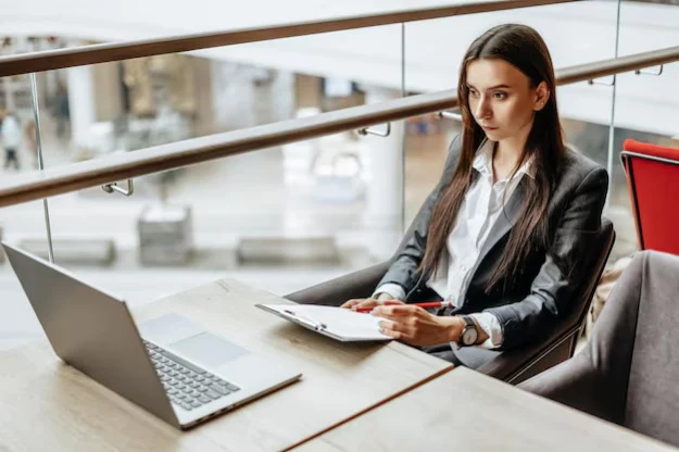 Жінки керують більше ніж третиною новостворених підприємств — повідомляє Опендатабот. 1