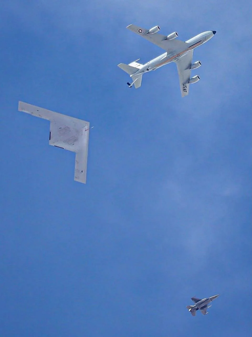 З'явилися перші фото дозаправки у повітрі американського бомбардувальника нового покоління