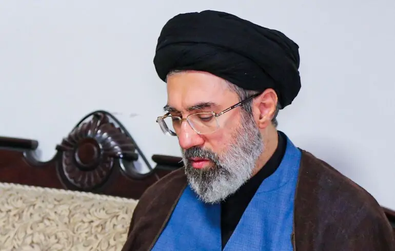 ЗМІ повідомляють, що новий лідер Ірану, Хаменеї, перебуває на лікуванні в одній з резиденцій президента Путіна. 1