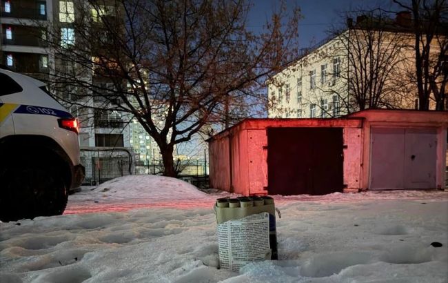 "Знайшов на вулиці": у Києві підліток запустив салют, тепер його батьками займається поліція 1