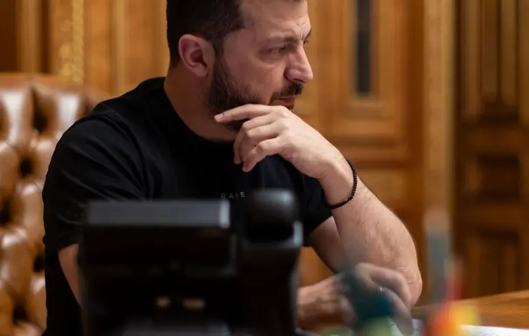 Зустріч між Зеленським і Макроном стосувалася питань оборони України та забезпечення безпеки в Європі. 1