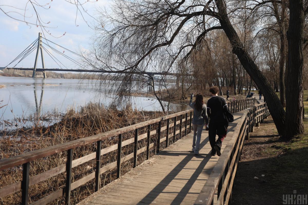 2 квітня в Києві очікується тепла погода, проте можливі незначні опади. 1 2 квітня в Києві буде тепло, але можливий невеликий дощ