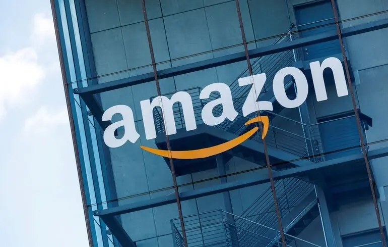 Amazon планує вкласти до 25 мільярдів доларів у компанію Anthropic в рамках угоди, що оцінюється в 100 мільярдів доларів у сфері хмарних технологій. 1