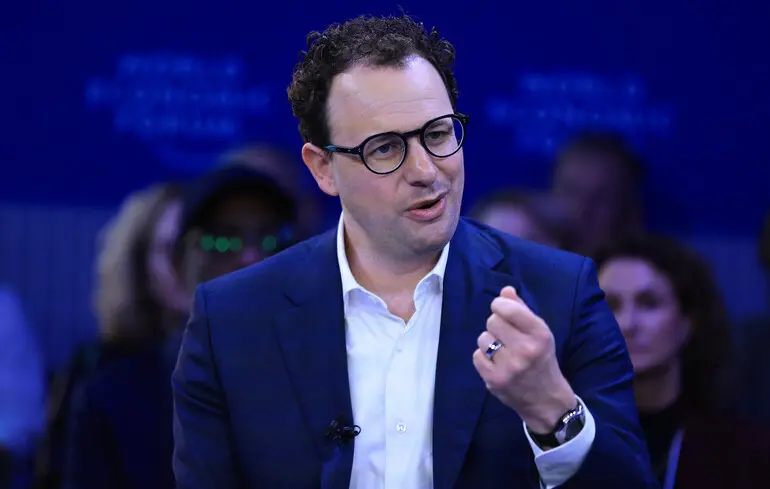 Anthropic проведе перемовини з адміністрацією Білого дому стосовно Claude Mythos, що стало важливим кроком у вирішенні конфлікту з Пентагоном. 1