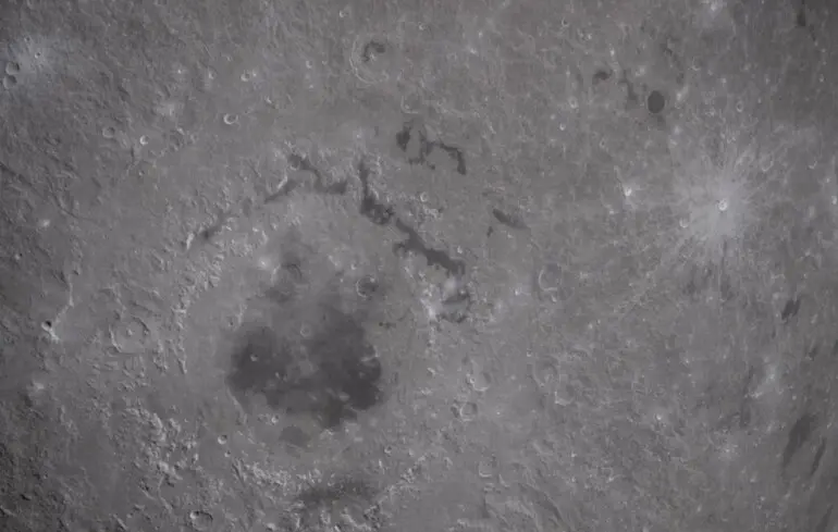 Астронавти місії Артеміда-2 під час свого польоту до Місяця стали свідками падіння метеоритів на його поверхню. Астронавти місії Артеміда-2 під час свого польоту до Місяця стали свідками падіння метеоритів на його поверхню. 1