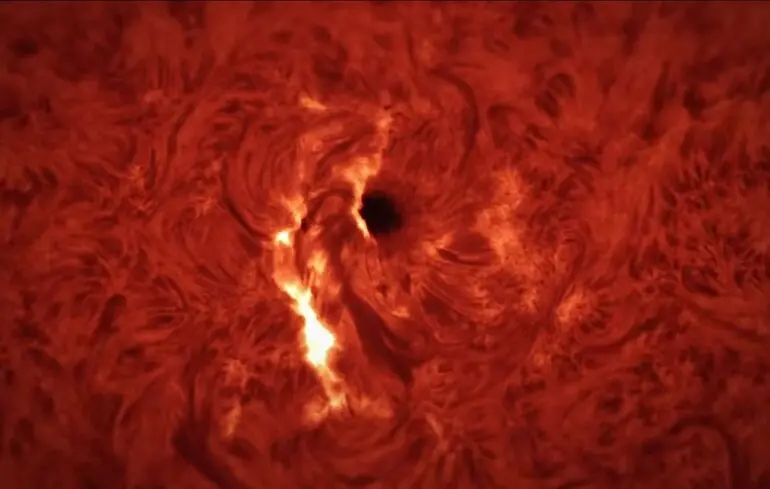 Астроном поділився відеозаписом, на якому зафіксовано, як звучать спалахи на Сонці, демонструючи велику активну зону. 1