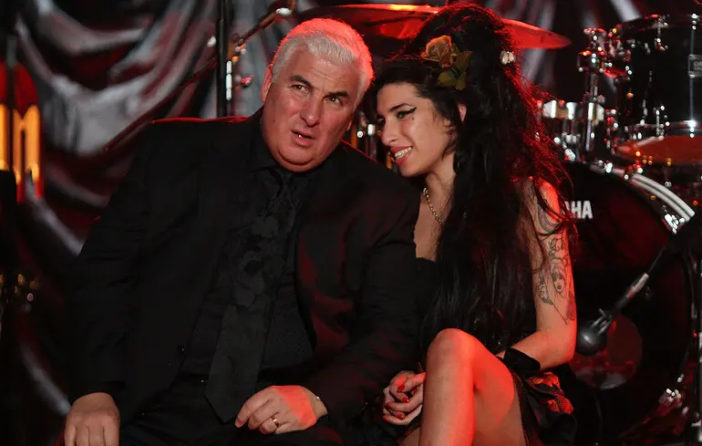 Батько Емі Вайнхаус програв суд у справі спадщини доньки - друзі співачки продавали її речі на аукціоні - новини культури 1