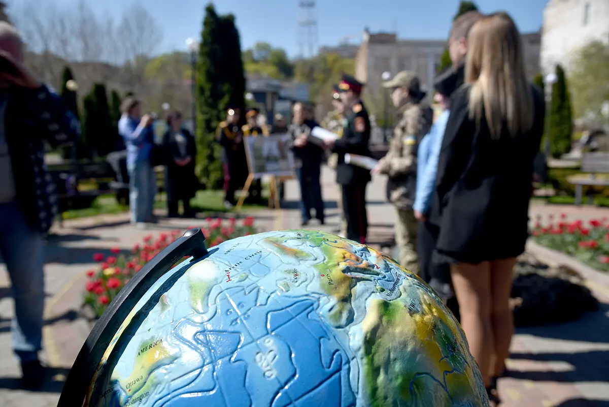 Чорний листок як символ забруднення: у столиці матеріалізували викиди двох каністр пального - фото 8