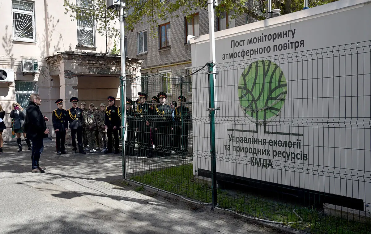 Чорний листок як символ забруднення: у столиці матеріалізували викиди двох каністр пального - фото 3