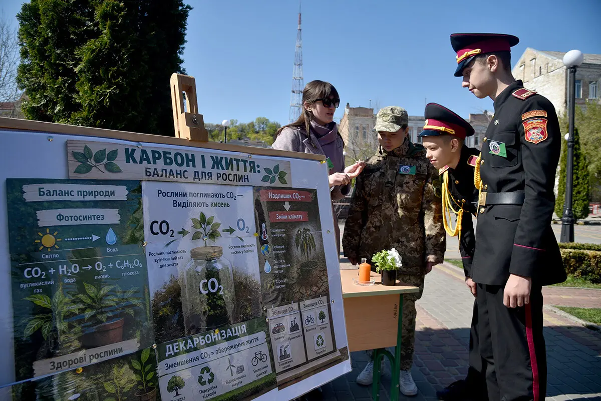 Чорний листок як символ забруднення: у столиці матеріалізували викиди двох каністр пального - фото 7