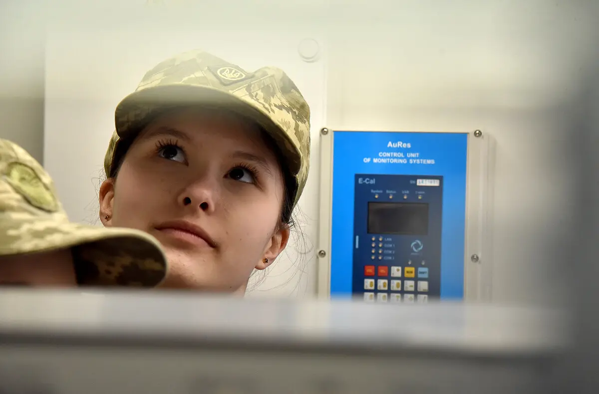 Чорний листок як символ забруднення: у столиці матеріалізували викиди двох каністр пального - фото 6