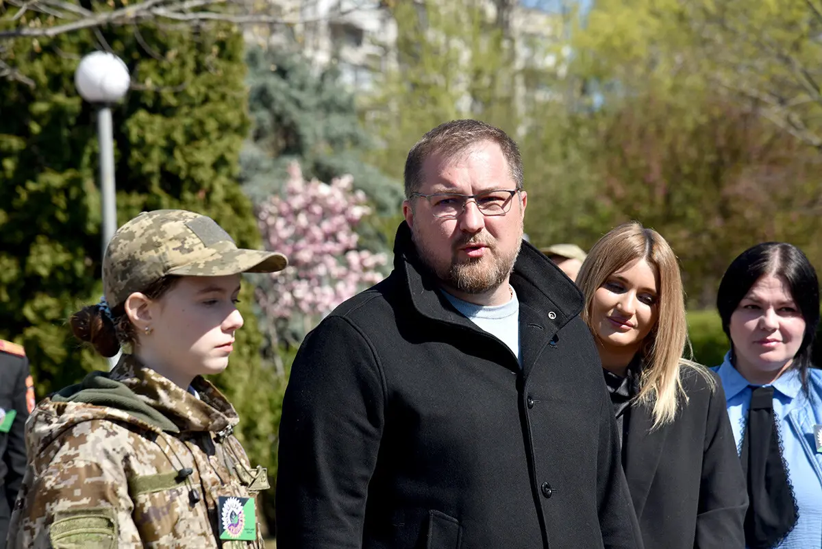 Чорний листок як символ забруднення: у столиці матеріалізували викиди двох каністр пального - фото 4