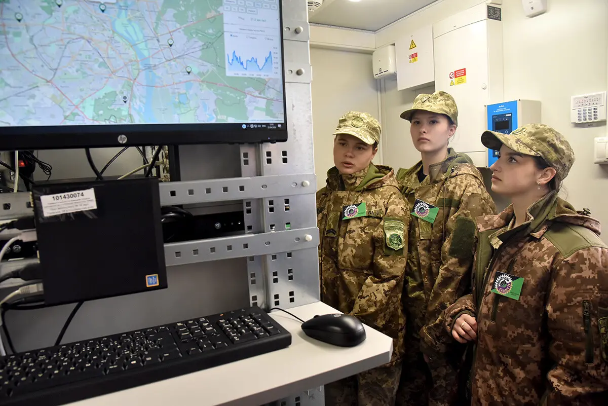 Чорний листок як символ забруднення: у столиці матеріалізували викиди двох каністр пального - фото 2