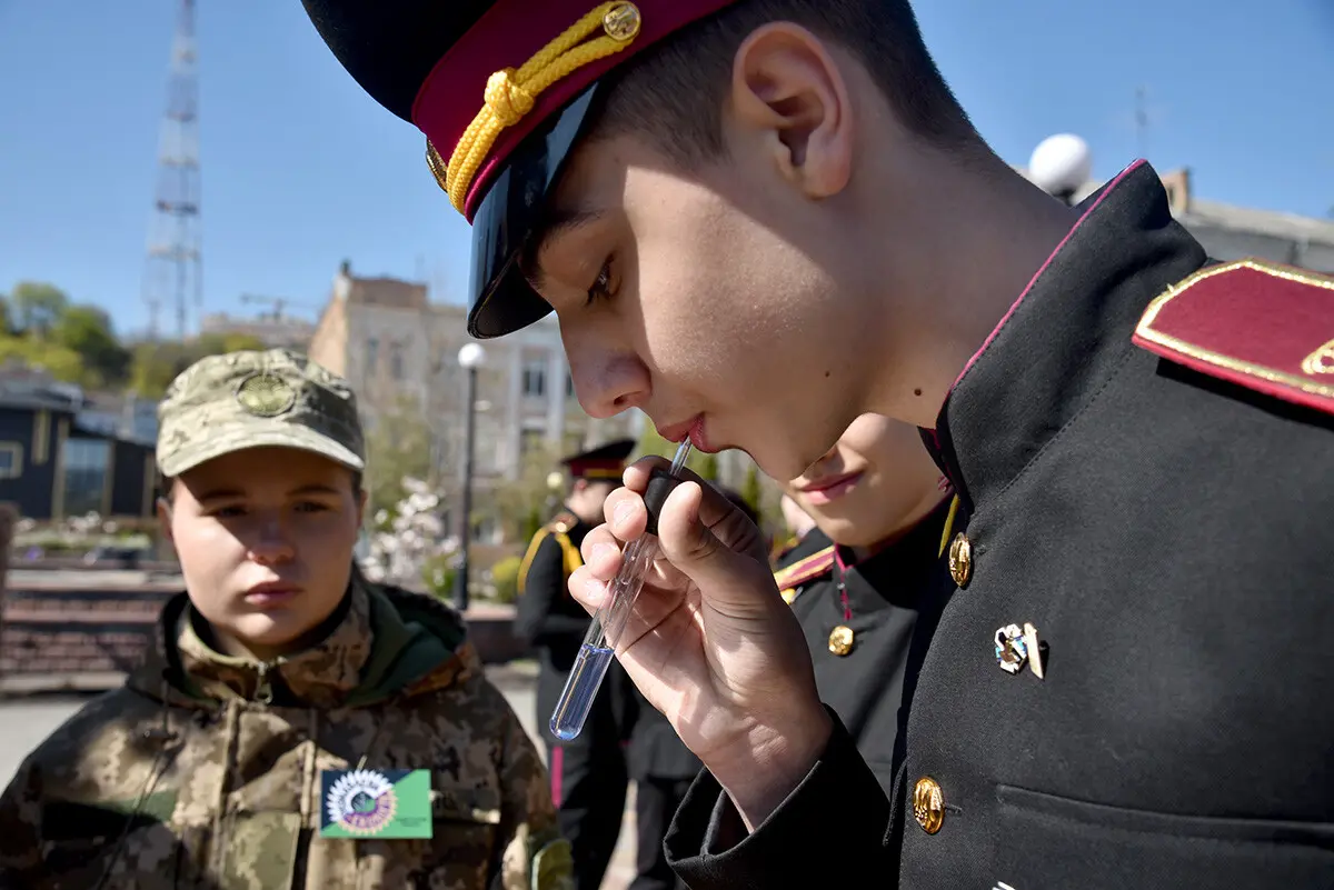 Чорний листок як символ забруднення: у столиці матеріалізували викиди двох каністр пального - фото 5