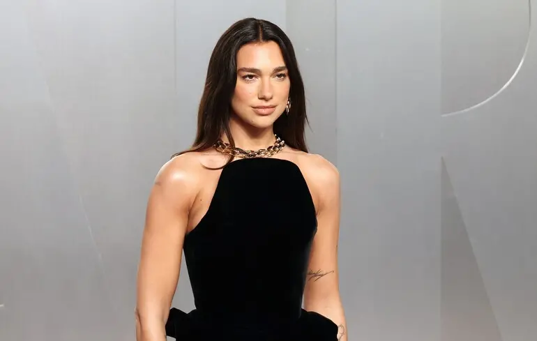 Dua Lipa допомогла зібрати кошти для медиків ЗСУ - пікап передали на фронт - новини культури 1