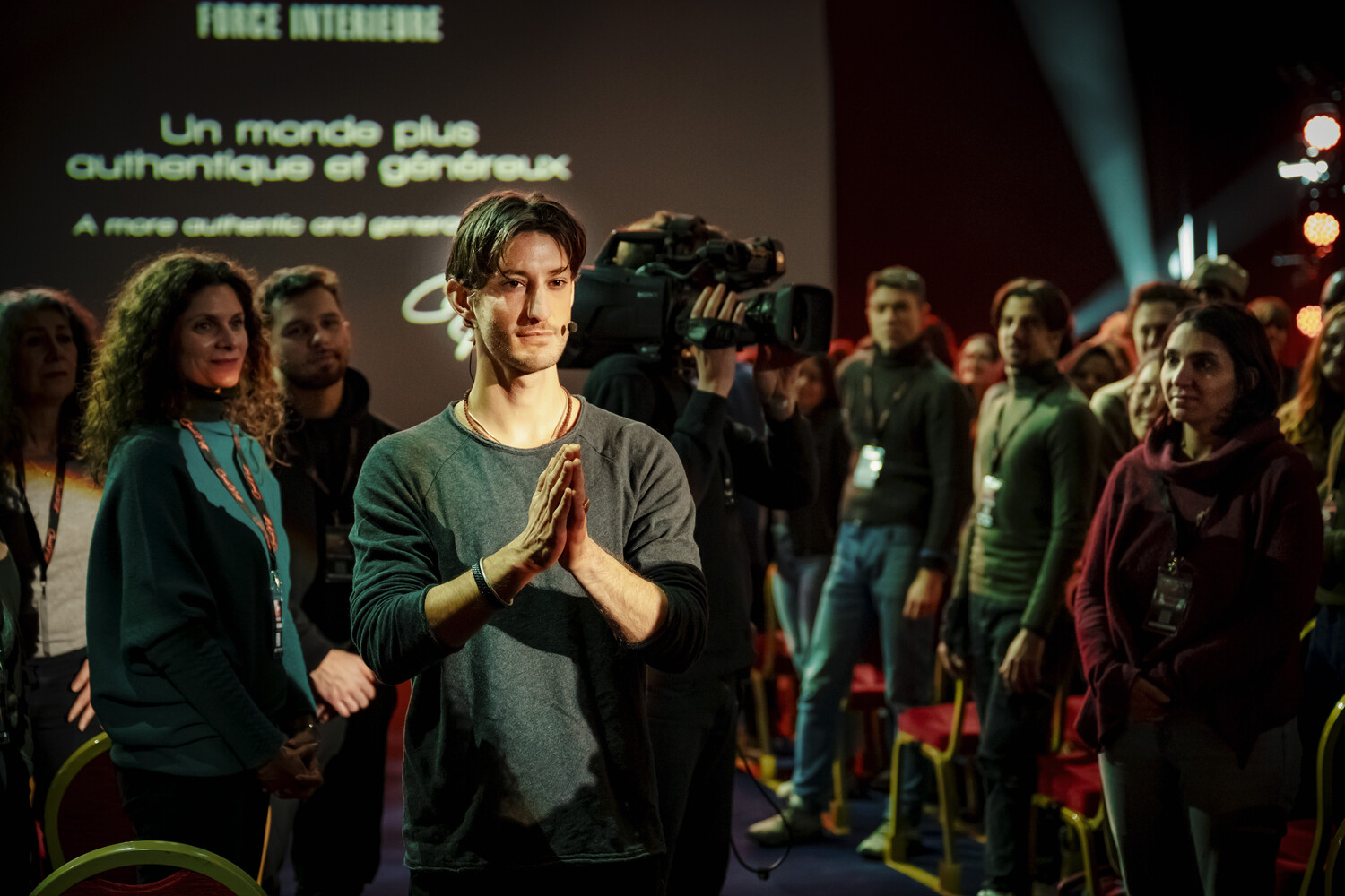 Фільм «Ґуру» з П’єром Ніне - як селф-хелп стає небезпечною сектою5 3