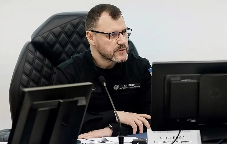 Глава Міністерства внутрішніх справ України висловив підтримку щодо розширення прав на володіння зброєю. 1