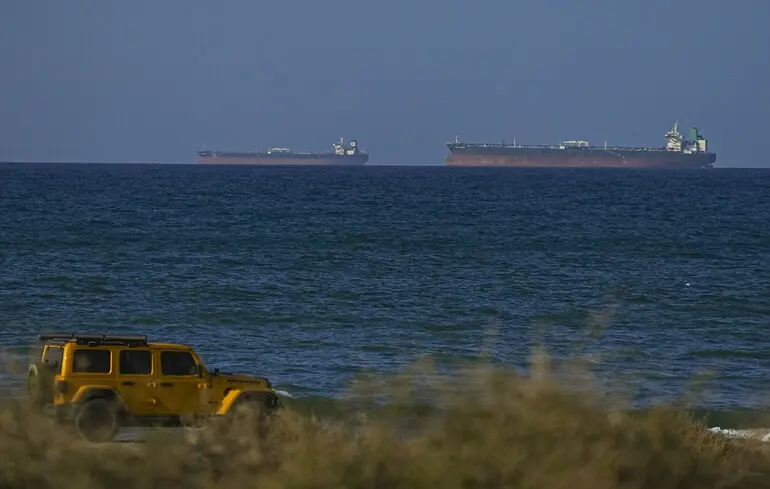 Іран перекрив Ормузьку протоку, обстрілявши два судна. 1