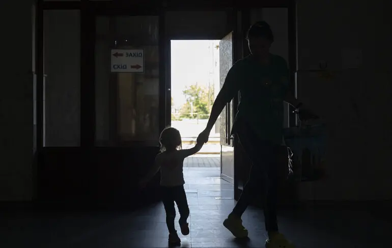 Італійський суд ухвалив рішення про можливість усиновлення української дитини, незважаючи на те, що у неї є мати. 1