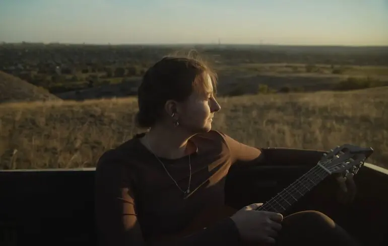 Кліп Камінь Артистки Чупруненко – співачка пояснила загадкову назву пісні 1