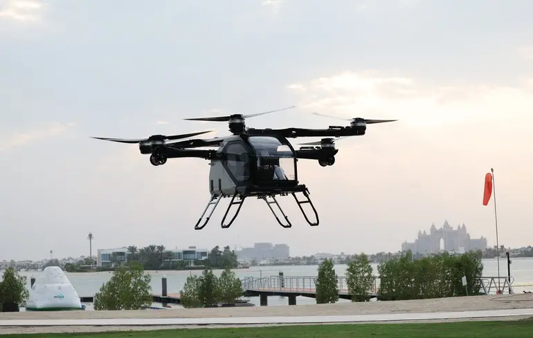 Летючі автомобілі розпочнуть постачання у 2027 році. Компанія Xpeng також має намір запустити послугу роботаксі та розробити гуманоїдів. 1