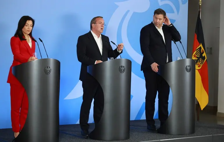 Міністр оборони Німеччини Борис Пісторіус визнав, що військова підтримка України є вигідною для Берліна. 1