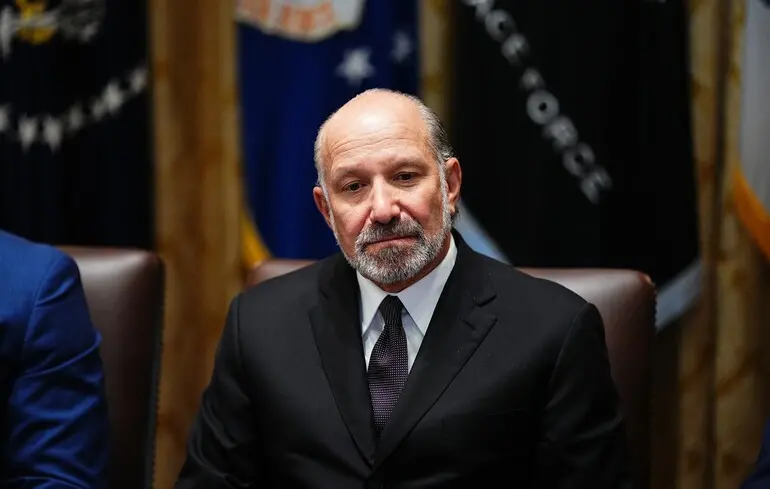 Міністр торгівлі США різко прокоментував ситуацію з Канадою в контексті торговельної війни, ініційованої Дональдом Трампом. 1