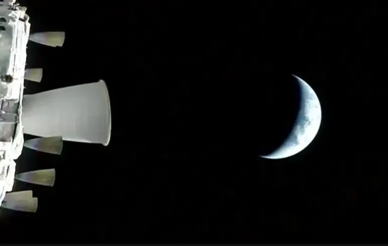 Місія Артеміда 2 успішно прямує до Місяця - космічний апарат Orion активував двигуни та залишив орбіту Землі. 1