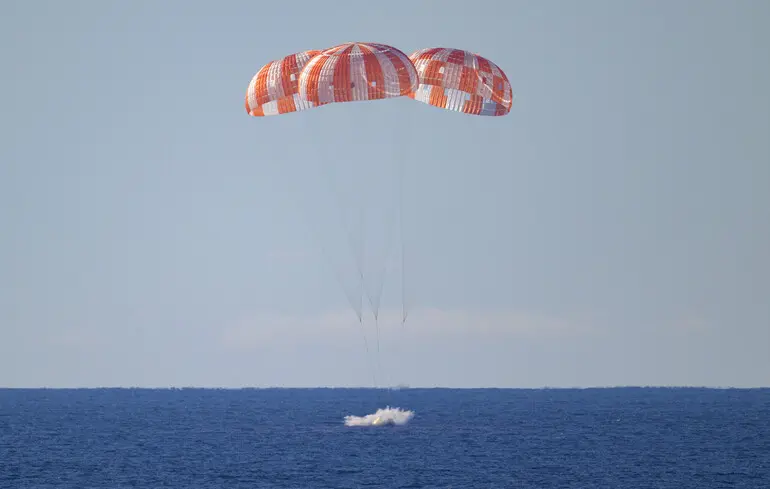 Місія Артеміда 2 завершилася успішним поверненням астронавтів на Землю після рекордного польоту до Місяця. 1